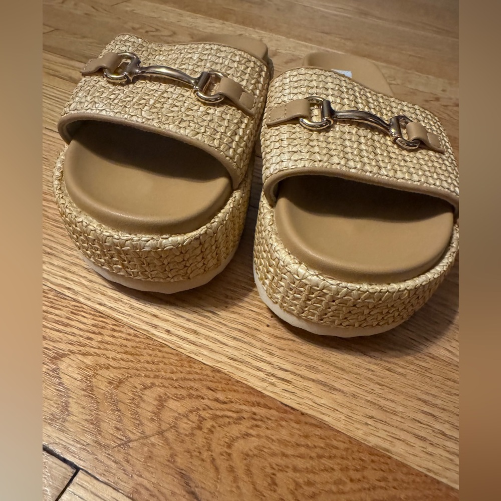 Steve Madden Kayley raffia Sandals/Slide with horse-bit gold size 8 1/2 - Picture 2 of 5